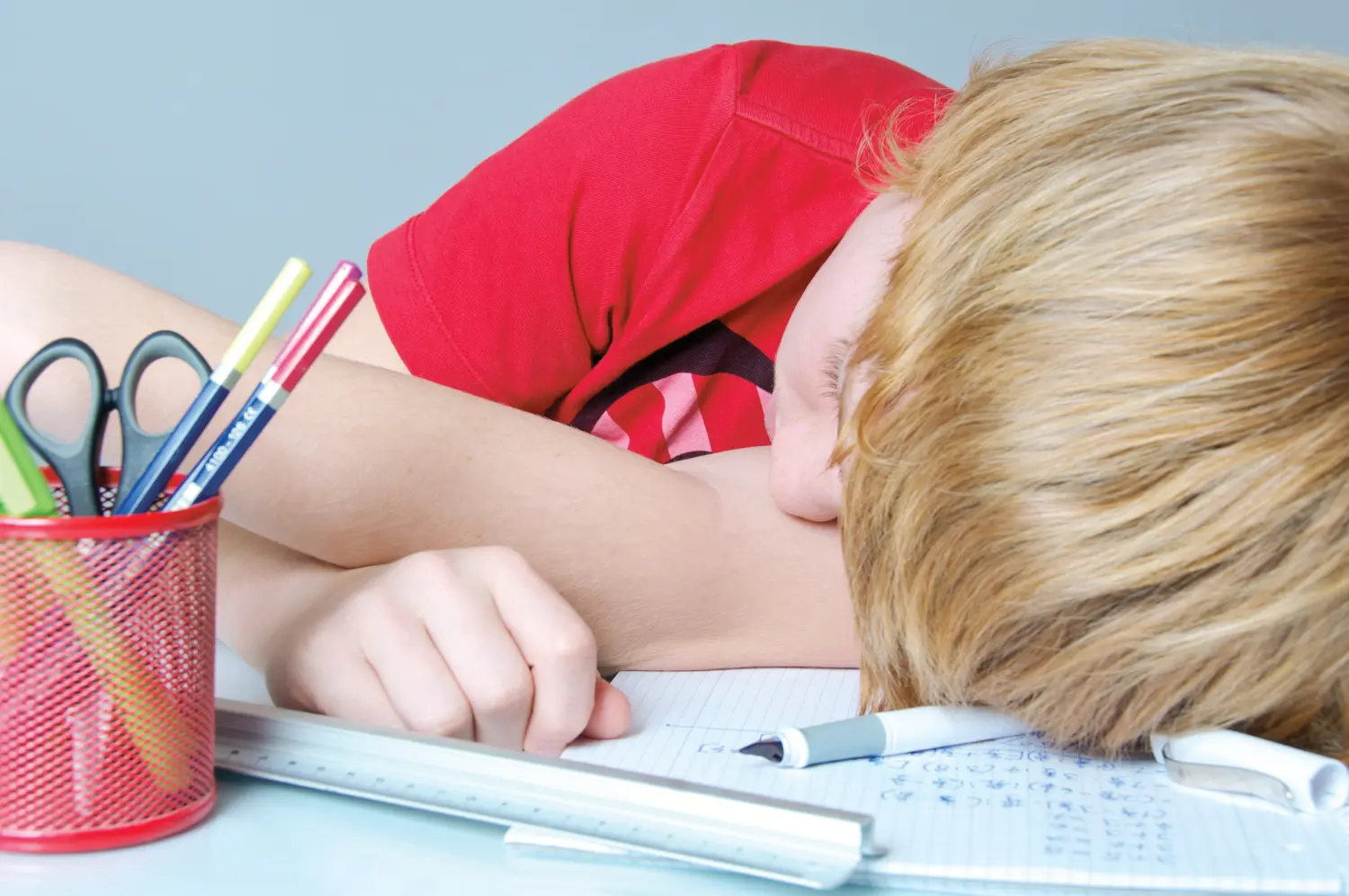 Asiatische Schüler denken im Klassenzimmer